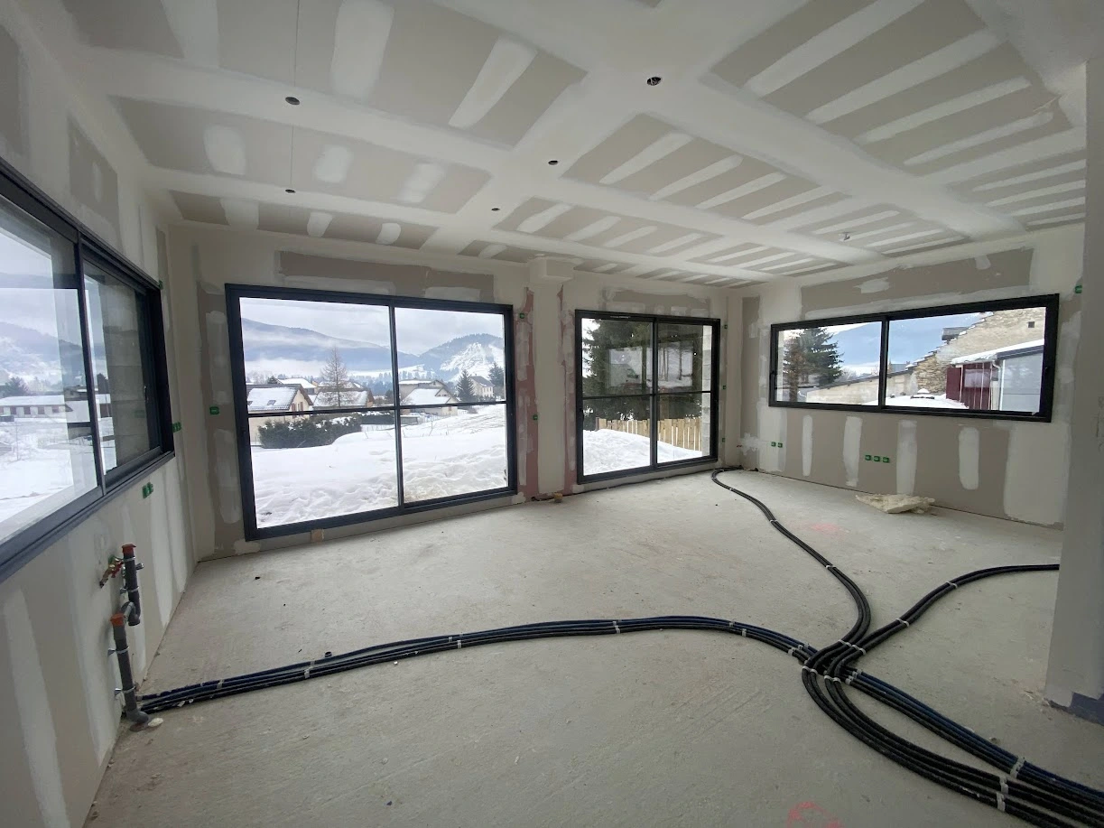 intérieur maison en travaux. LOGICOBAT maître d'oeuvre à Grenoble